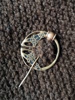 Keltische Omega Fibel mit Knotenmuster aus Bronze