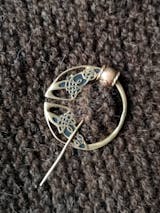 Keltische Omega Fibel mit Knotenmuster aus Bronze