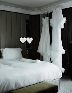 Розкішний халат з пірʼям та шлейфом для нареченої Білий