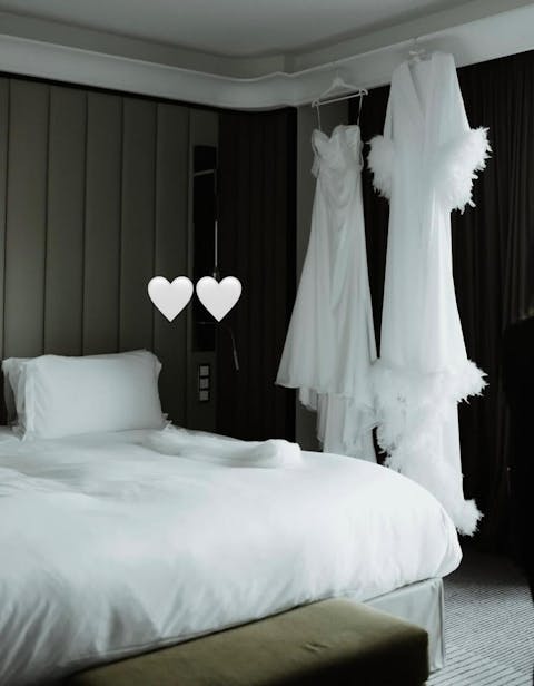 Розкішний халат з пірʼям та шлейфом для нареченої Білий