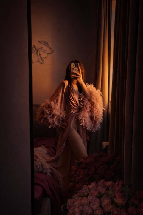 Розкішний халат з пір’ям по шлейфу і рукавах Пудра Чорний Білий