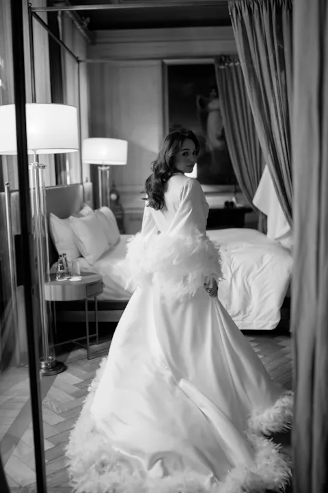 Розкішний халат з пір’ям по шлейфу і рукавах Пудра Чорний Білий