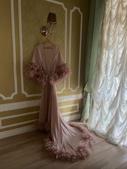 Pink feather robe with train | Double feathers on the sleeves
