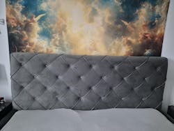 Polsterbett Venedig mit großem Bettkasten und Chesterfield Kopfteil