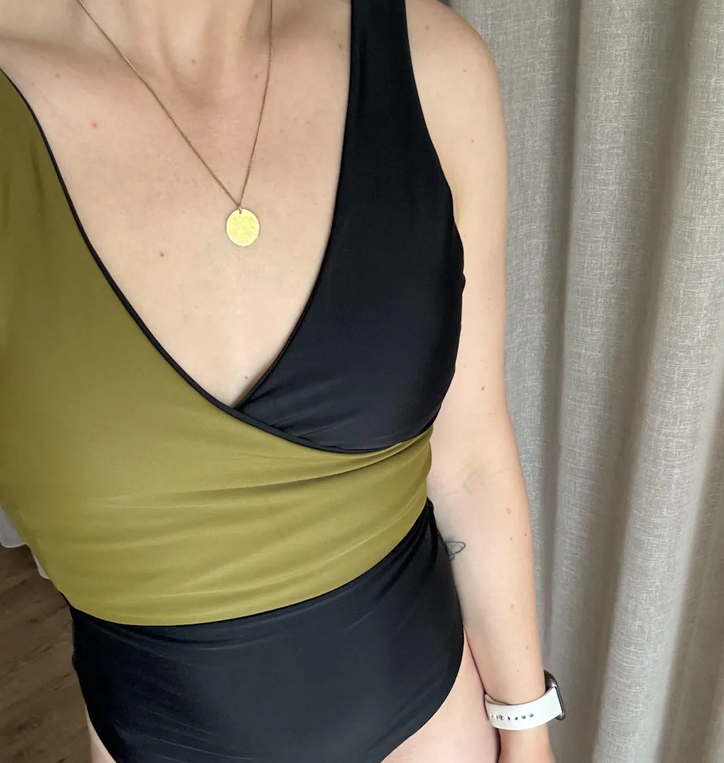 Balance top - deep black & olive green