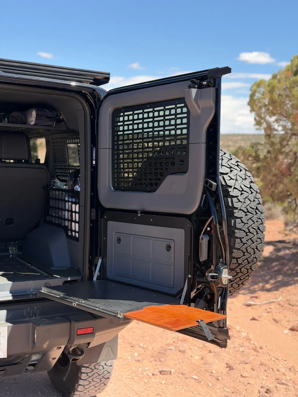 Drop-Down Tailgate Table - Grenadier