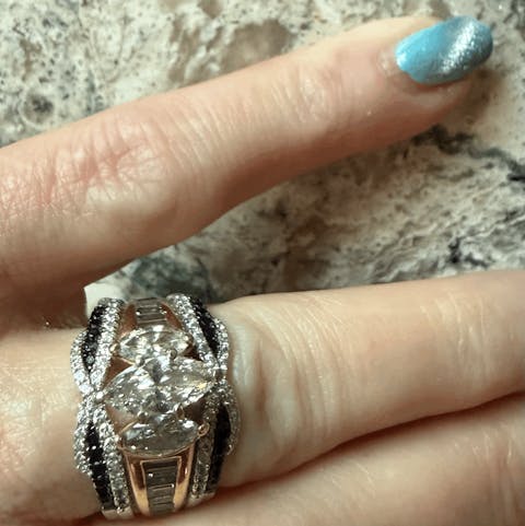 Round Diamond Option Twist Design Ring Enhancer