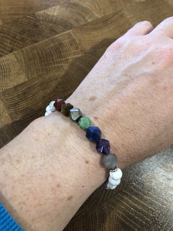7 Chakra Healing – 7 Gemstones (Large Cut) on Howlite Stretch Bracelet
