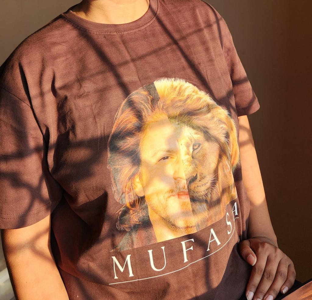 SRK Mufasa T-Shirt – Where Bollywood Meets the Pride Lands