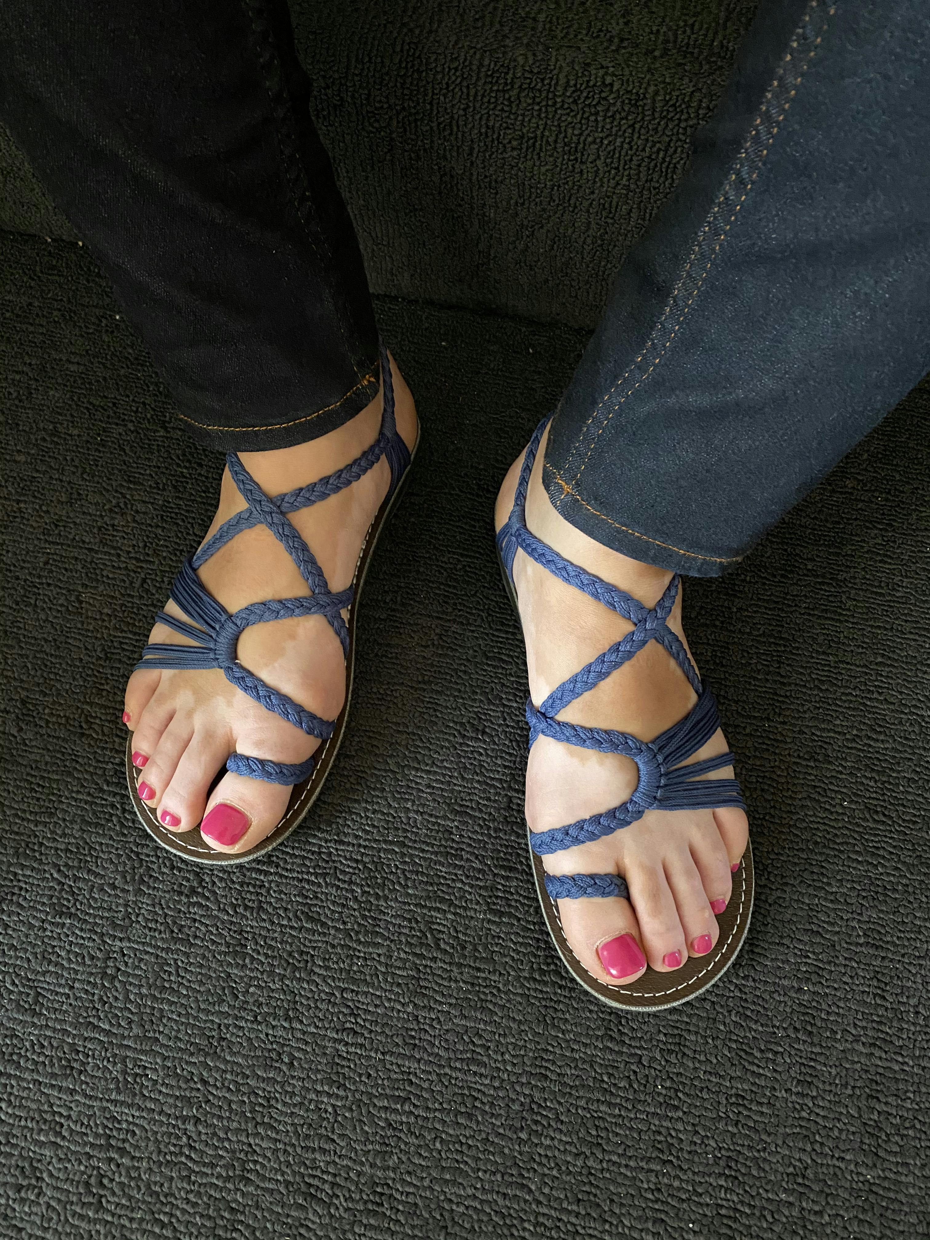 comfortable sandals for narrow feet