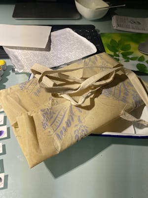 Alla färgstenar på en emaljbricka