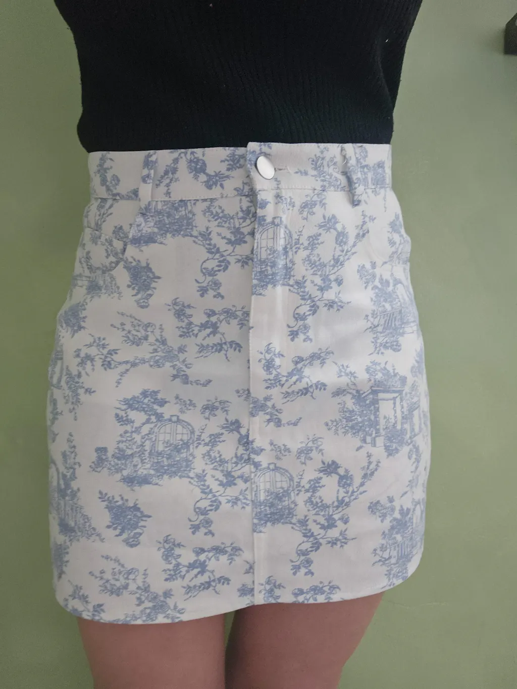 Journia | Short White Skirt w/ Blue Vintage Print
