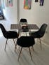 COMEDOR REDONDO TAPA VIDRIO MÁS 4 SILLAS DKR TIPO EAMES NEGRA