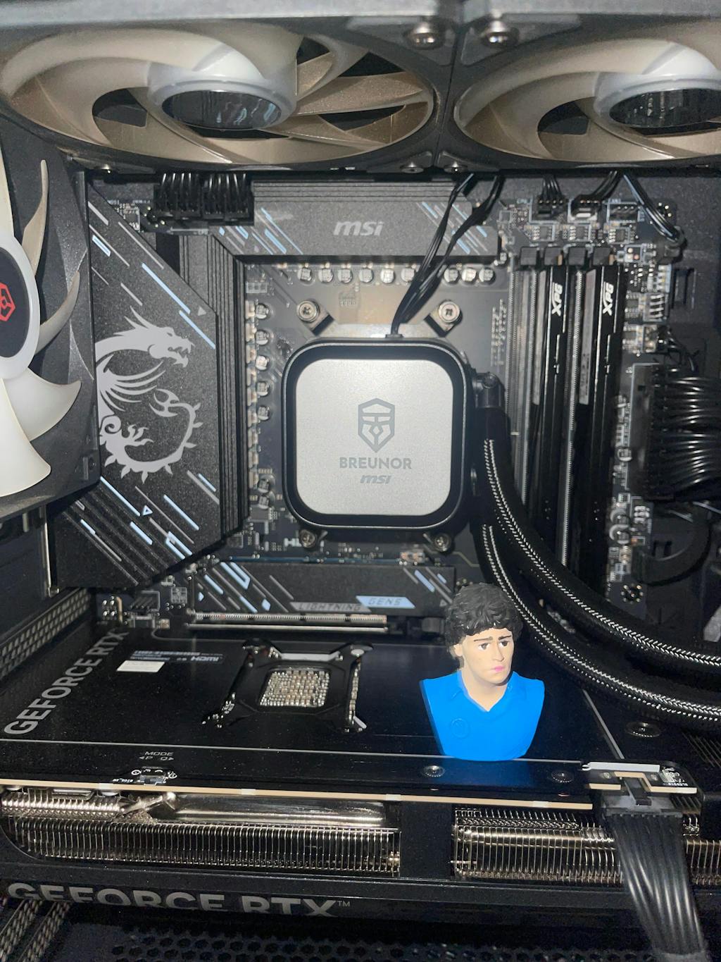 BREUNOR TITAN - PC Gaming Ryzen 7 9800X3D, RTX 5080 16GB, RAM 32GB DDr5 6000MHz, SSD 2000GB NVMe, Dissipatore a Liquido 360mm, Windows 11 PRO