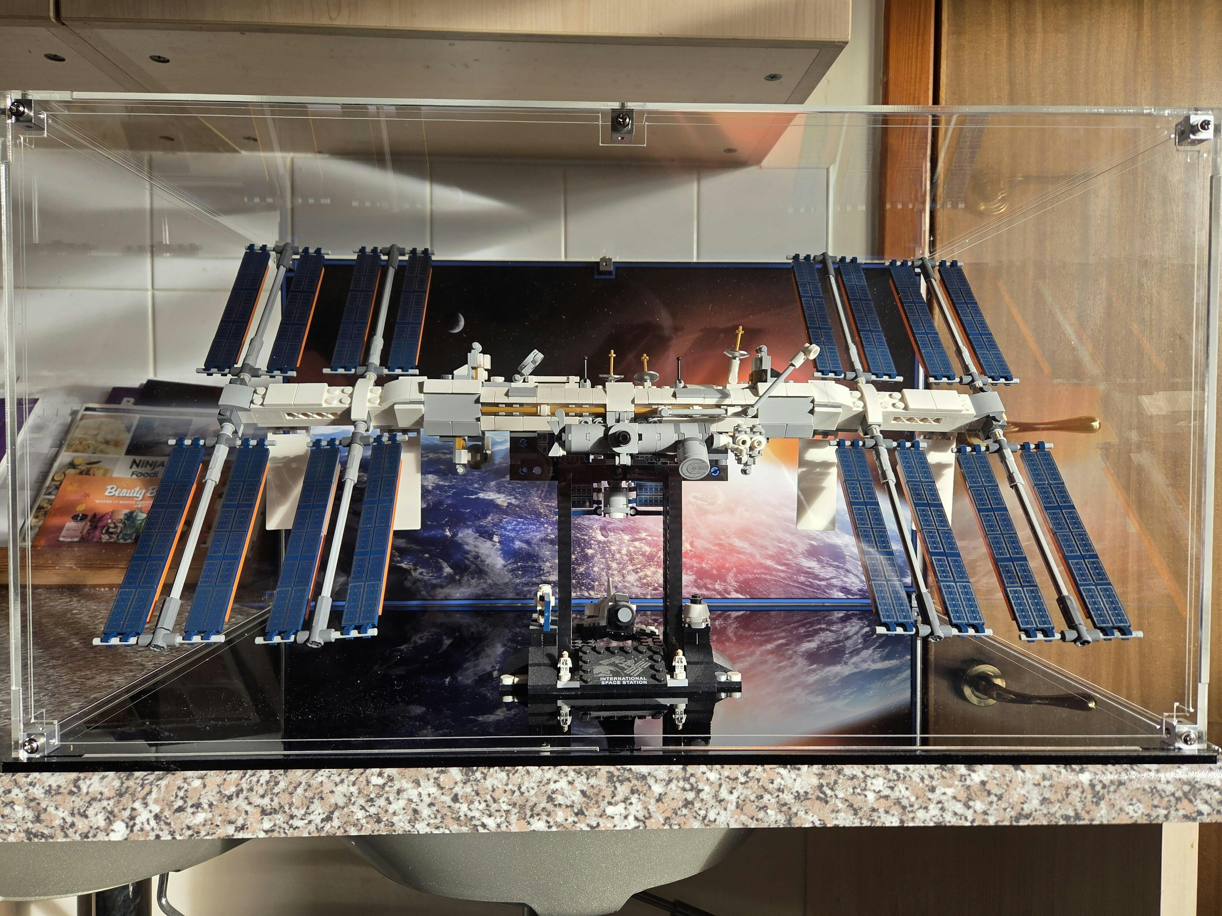 LEGO (21321) International Space Station - Display Case