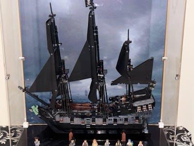 LEGO Captain Jack Sparrow's Pirate Ship Display Case (10365)