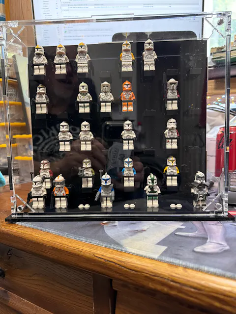 Desktop Podium for 39 Minifigures -  Removable magnetic panel