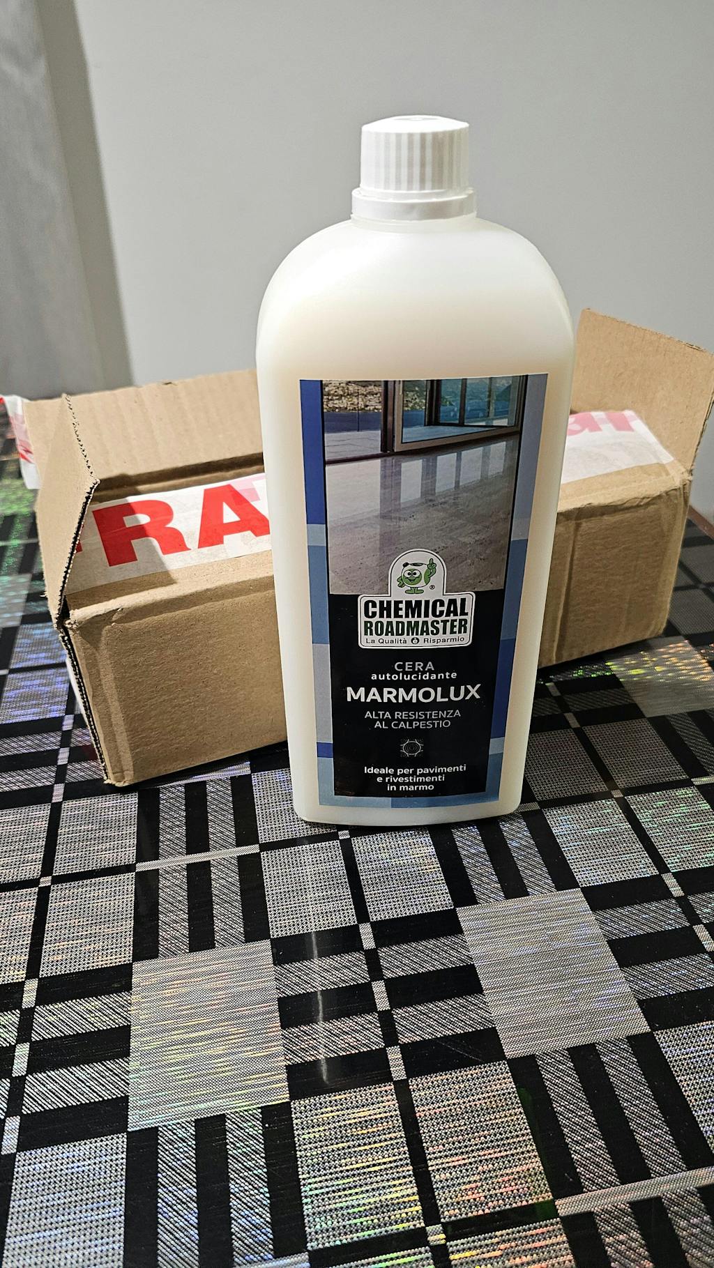 Marmolux - ceară cu autolustruire pentru pardoseli de marmură, ardezie, travertin, cu rezistență ridicată la călcare, 1 litru