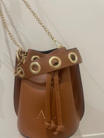 Bombonera piel camel arandelas doradas iniciales bordadas