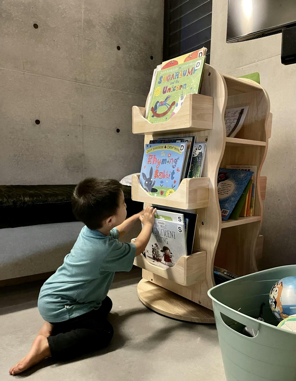 Revolving Solid Wooden Bookcase in Australia Bunny Tickles Mesasilla Bunnytickles