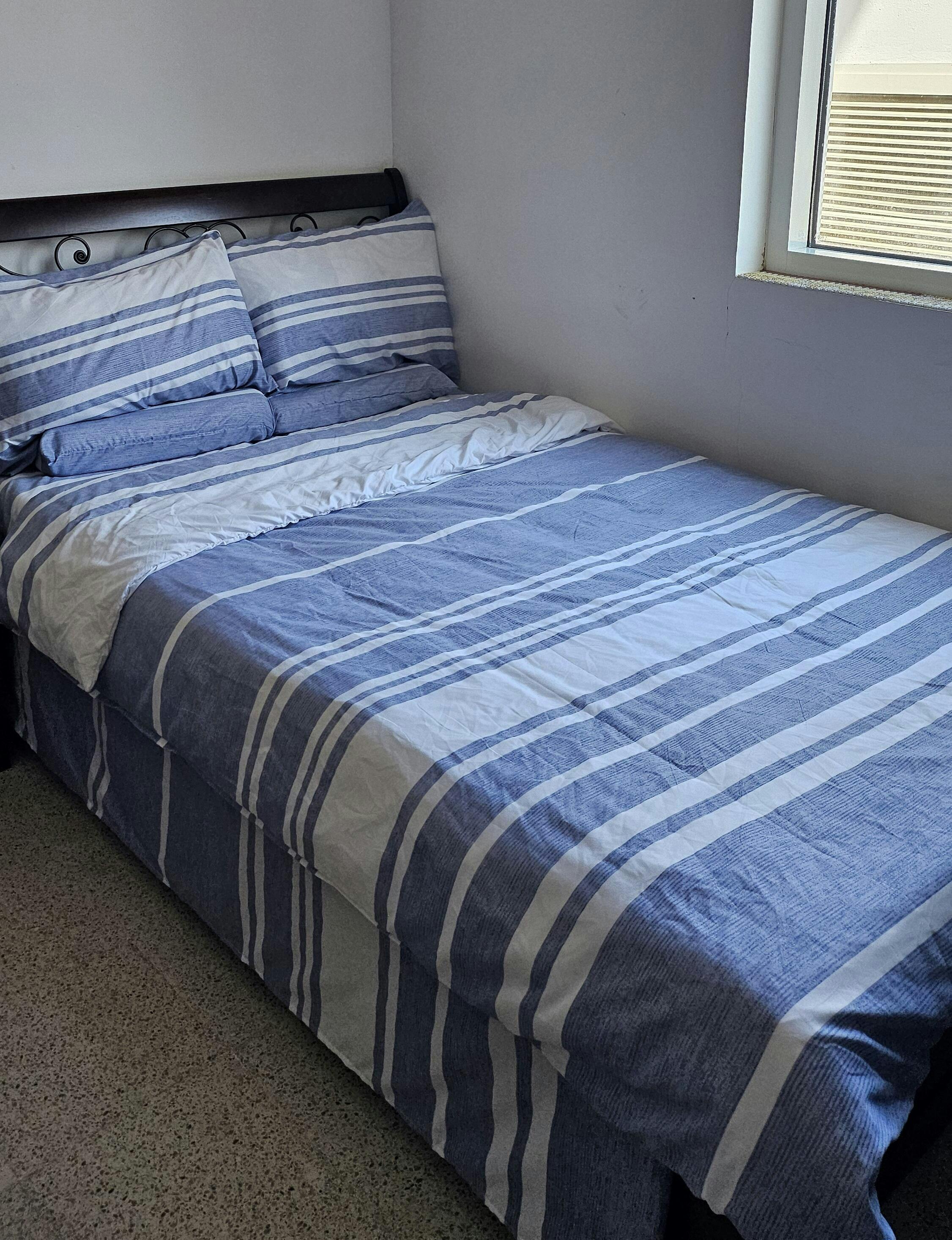 King Size 6 Pieces, Reversible Style Duvet Cover Set, Roses Design with