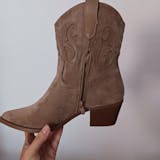 BOTÍN COWBOY BEIGE