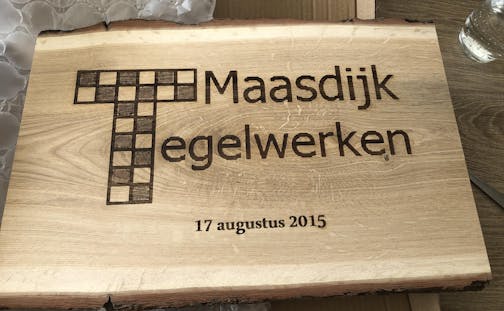 Getekend en Gebrand Portret van Jouw Dier op Hout met Schors - Pyrografie - Foto Houtbranden