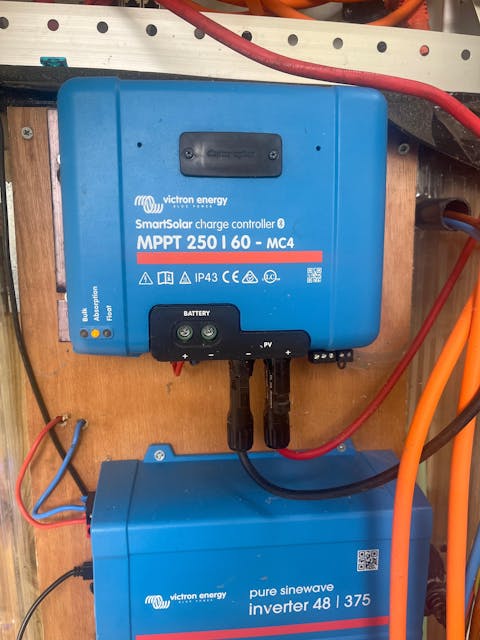 Victron MPPT 250/60 – SmartSolar Charge Controller – MC4