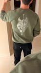Sudadera Camperwilf® – Lobo Blanco (Color Verde Musgo)