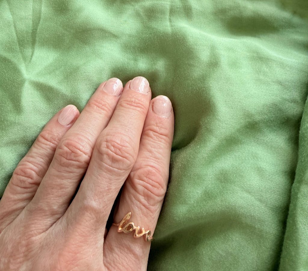 LOVE Ring - Silberring & Goldring mit LOVE Schriftzug