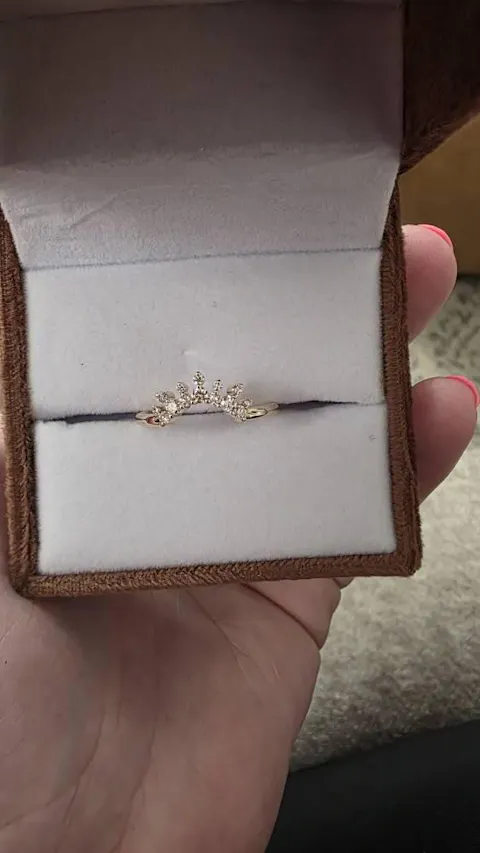 Round Diamond Wedding Band In Tiara Style