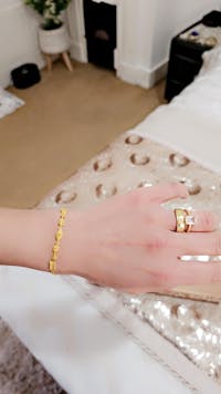 GOLD BRACELET WITH DIAMOND CUT BEADS