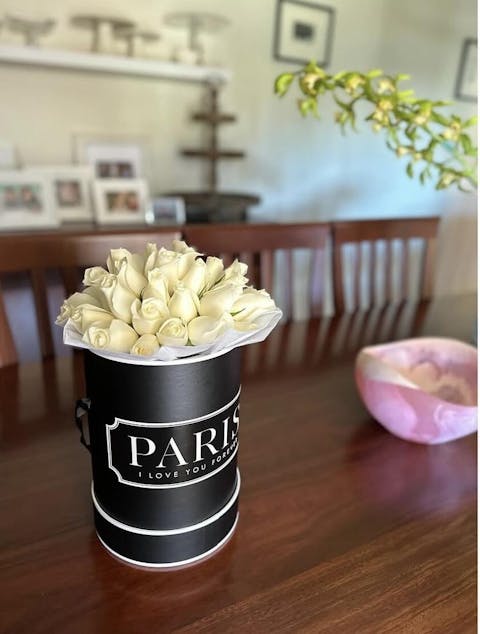 PREMIUM FRESH WHITE BLOOMS Black Box