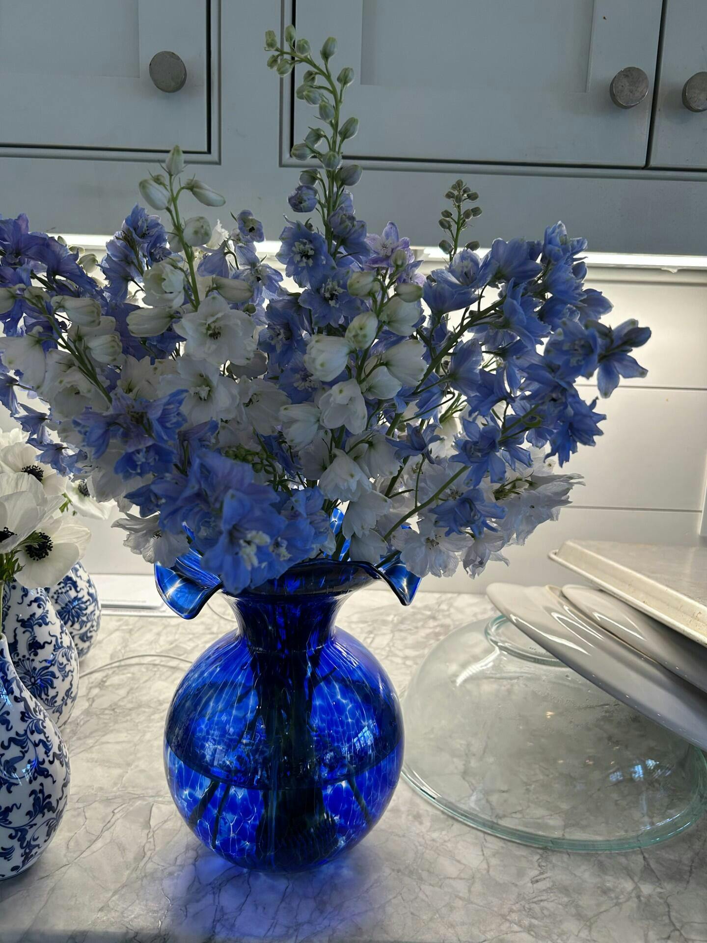 Vietri Hibiscus Glass Cobalt Tortoiseshell Fluted Vase