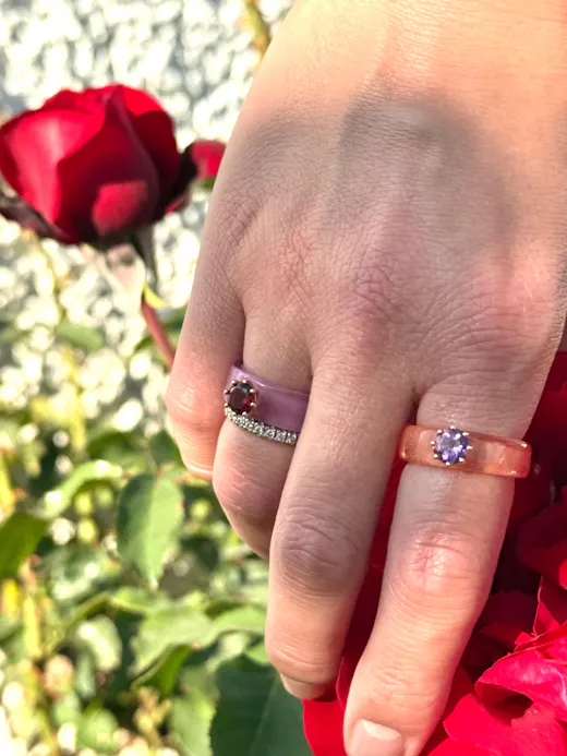 Anillo CG de Sonia, granate sobre resina morada