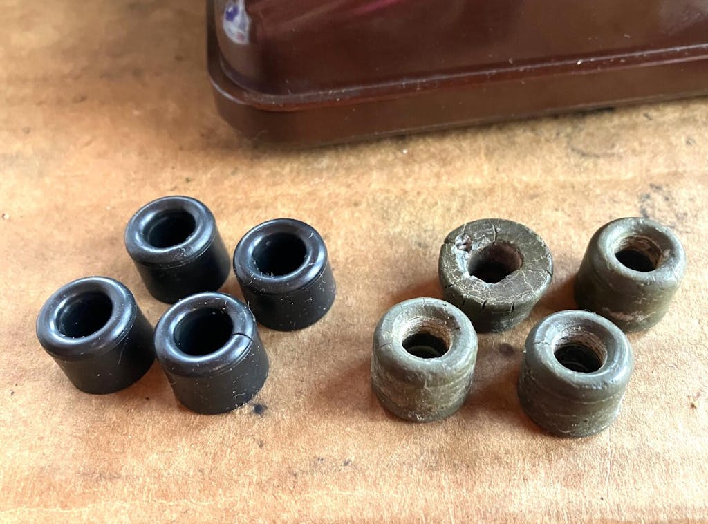 Lot of 20 Rubber Bed Cushions Talls Fits Many - Part # 174124