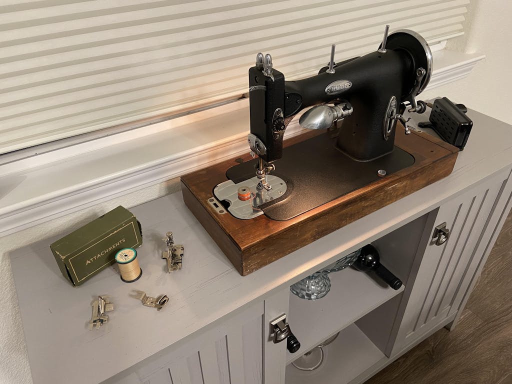 Bobbin Cover Spring and Screw for Singer - Replacement Leaf Spring | Part 32570