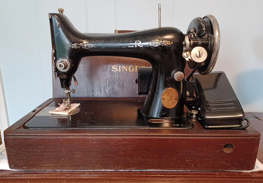 Original Singer Thread Guide Lower Fits Models 99, 99K