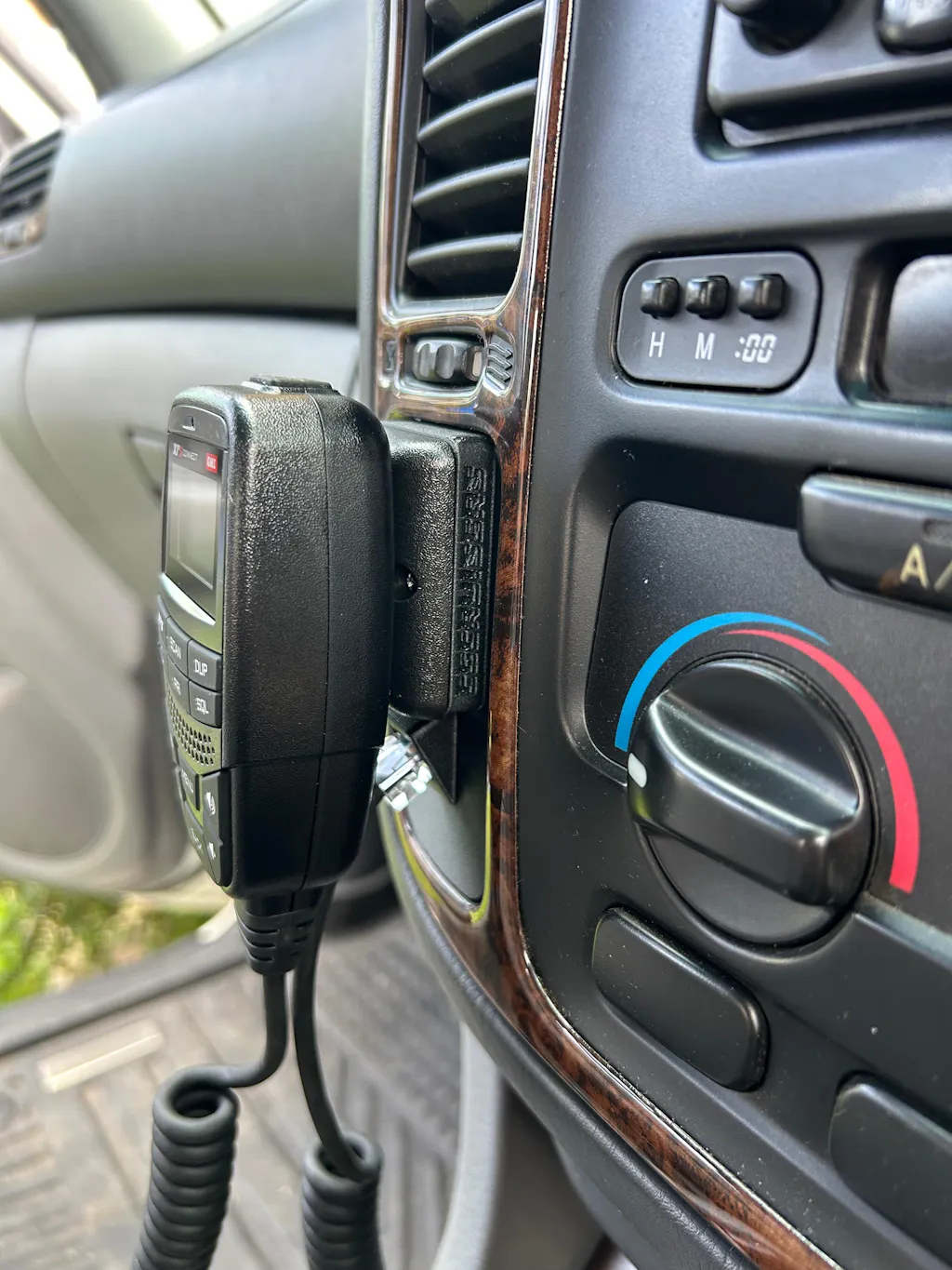 100/105 Series UHF Handheld Mount (Suits 1998-2003)