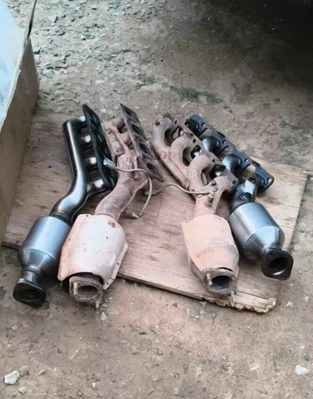 2003-2006 Infiniti G35 12H5484 Catalytic Converters Front Both Sides