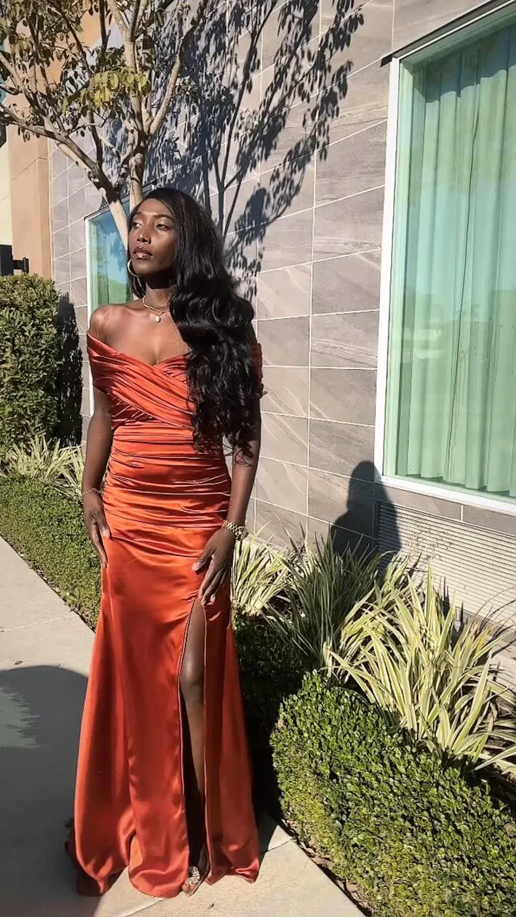 Hors de l'épaule robe invitée mariage fente sirène Satin longues robes demoiselle d'honneur