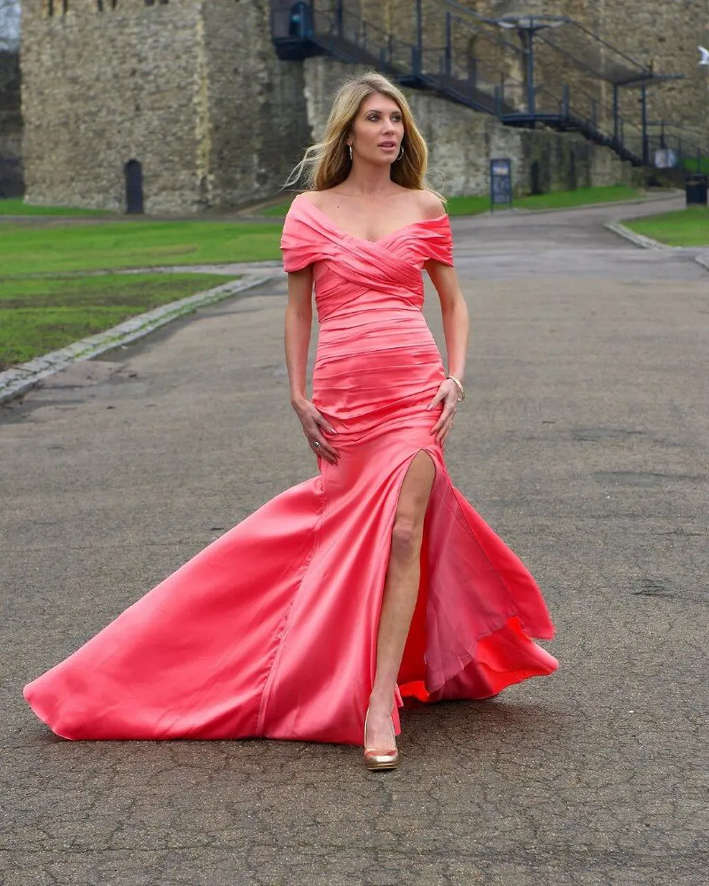 Hors de l'épaule robe invitée mariage fente sirène Satin longues robes demoiselle d'honneur