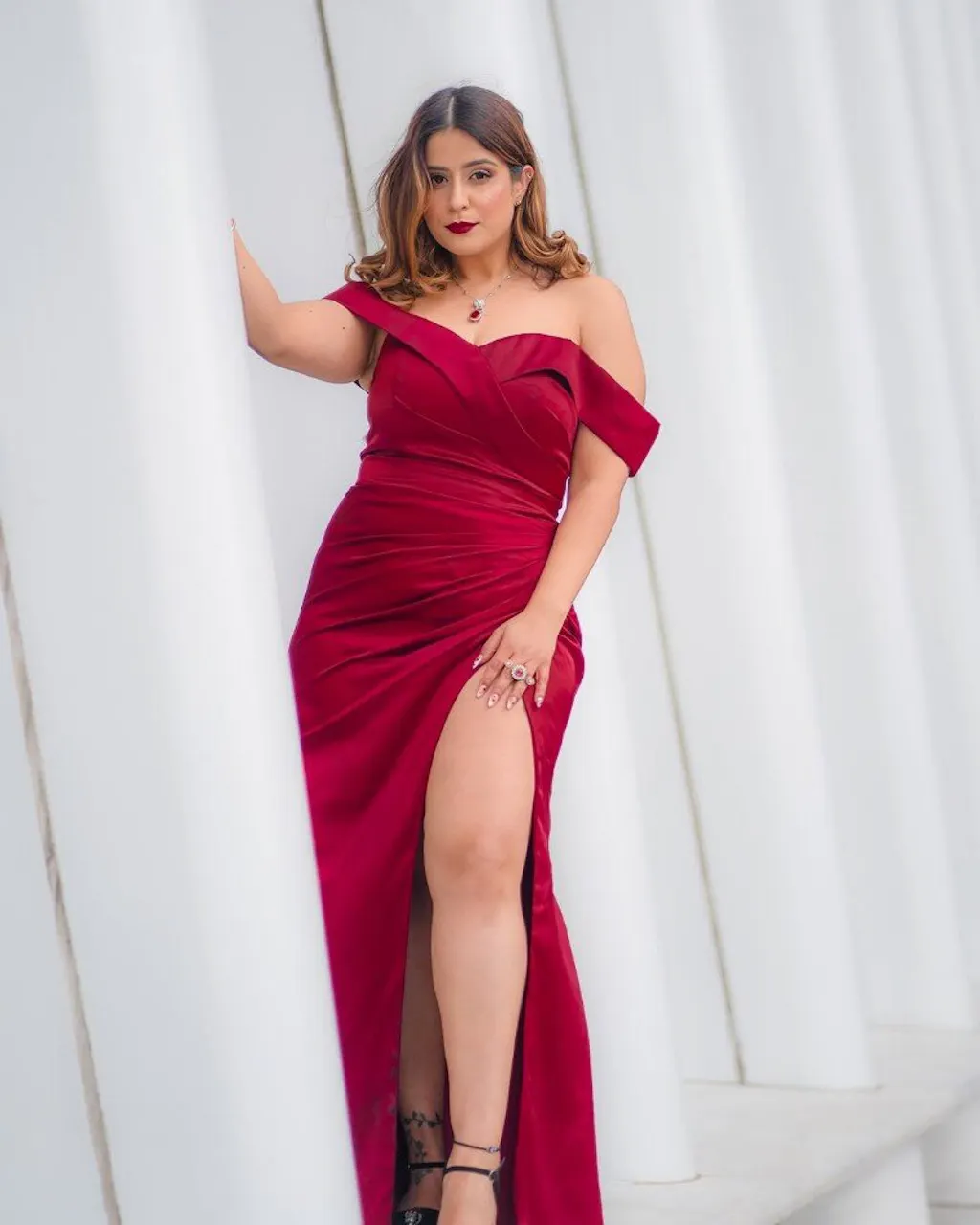 Robe d'invitées de mariage sirène en satin soyeux épaules dénudées fente longue