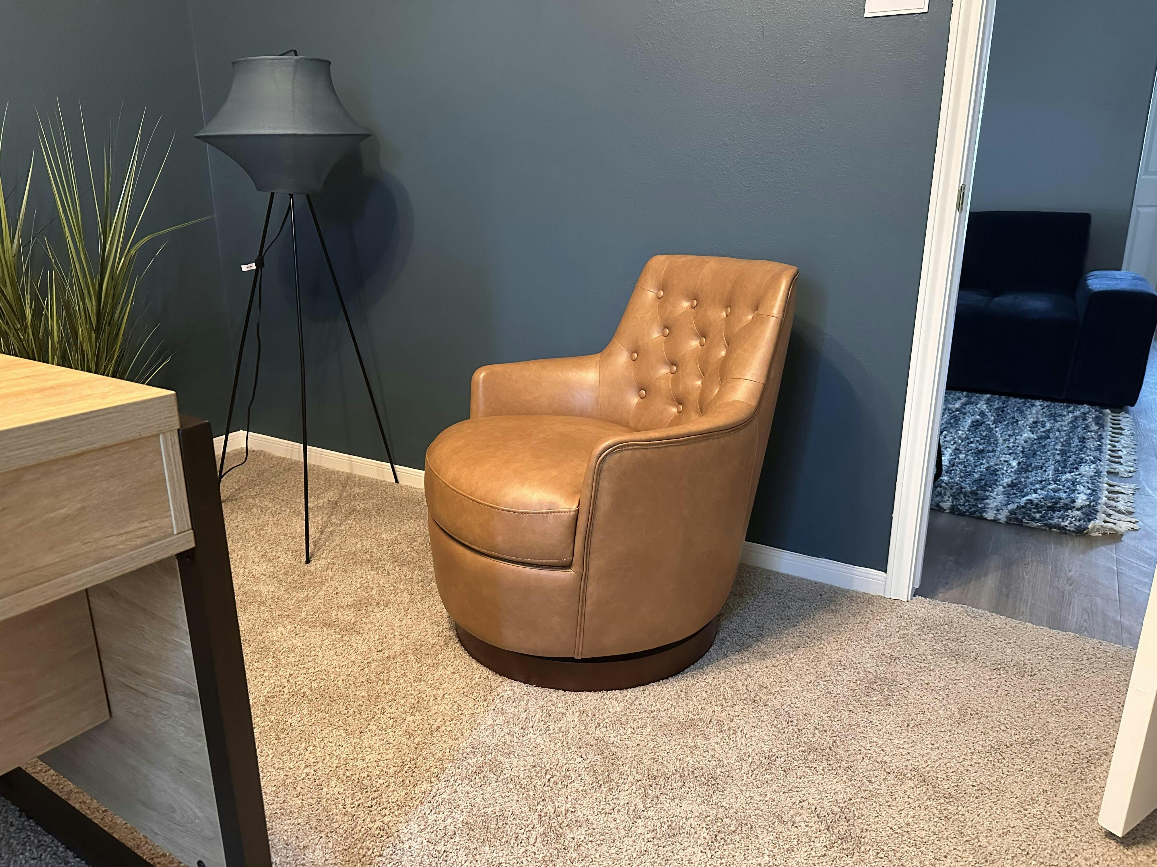 Lindy Swivel Accent ChairChic Design, Ultimate Relaxation CHITA LIVING