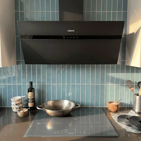 Ciarra Hotte Aspirante 90 cm Silencieuse Hotte de Cuisine en Verre Dépoli 90cm Avec Angle Anti-traces de Doigts Noir A+++ Wifi CBCG9736H-G