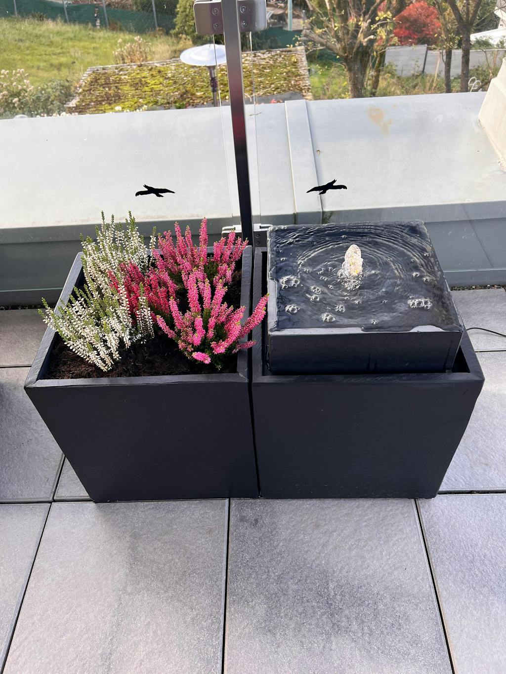 VIDA 40 Anthrazit – stilvoller Würfelbrunnen schwarz, Naturschiefer, Vogeltränke, dezentes Licht, 38 x 38 x 48 cm, 36 kg