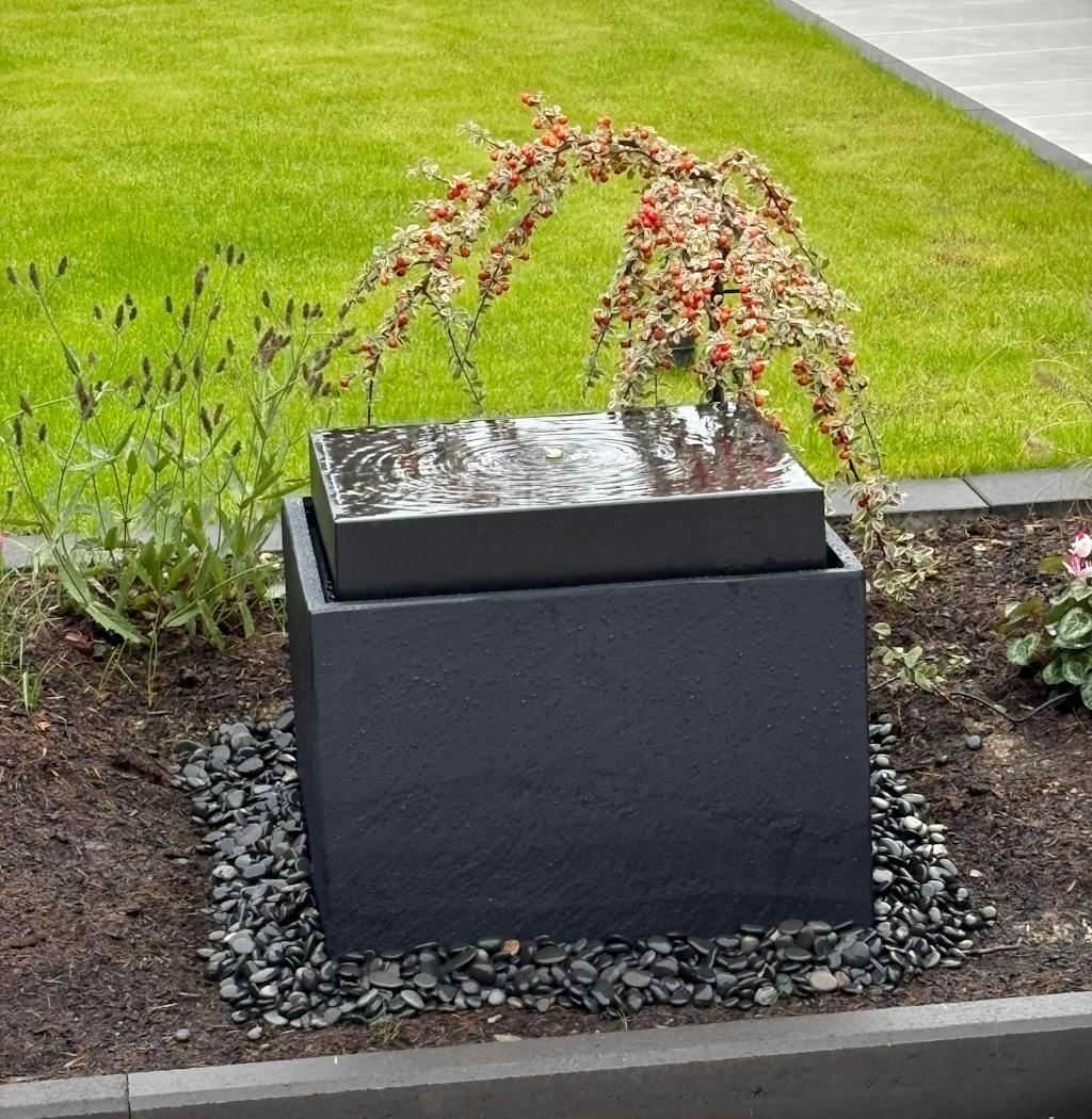 VIDA 40 Anthrazit – stilvoller Würfelbrunnen schwarz, Naturschiefer, Vogeltränke, dezentes Licht, 38 x 38 x 48 cm, 36 kg