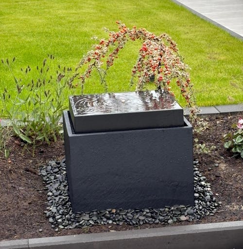 VIDA 40 Anthrazit – stilvoller Würfelbrunnen schwarz, Naturschiefer, Vogeltränke, dezentes Licht, 38 x 38 x 48 cm, 36 kg