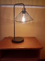 Lampe à poser abat-jour noir et rotin