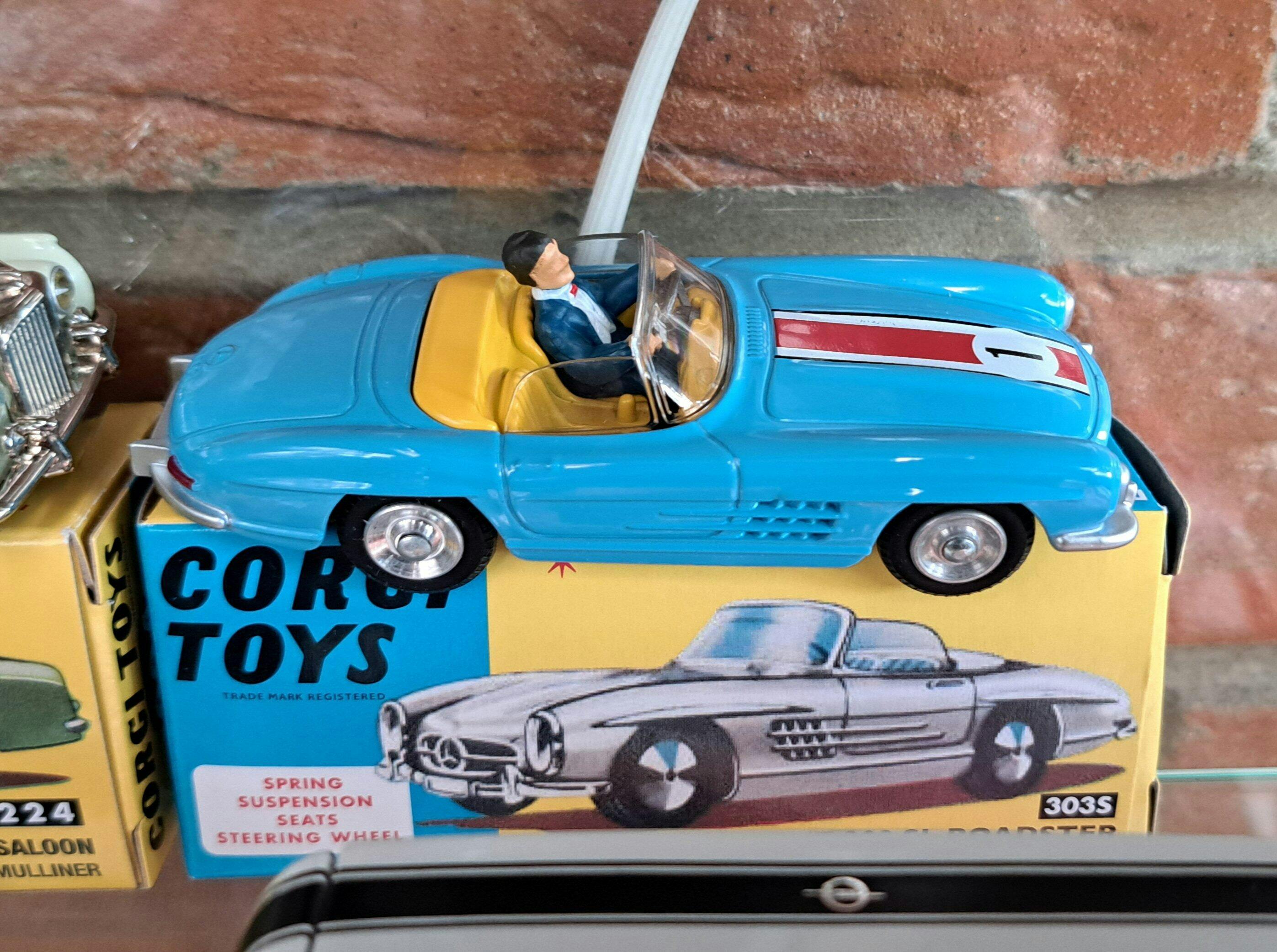 Corgi Toys メルセデス・ベンツ300SLオープンロードスター Mercedes-Benz 300 SL Open Roadster (303S) – Corgi Model Club USA